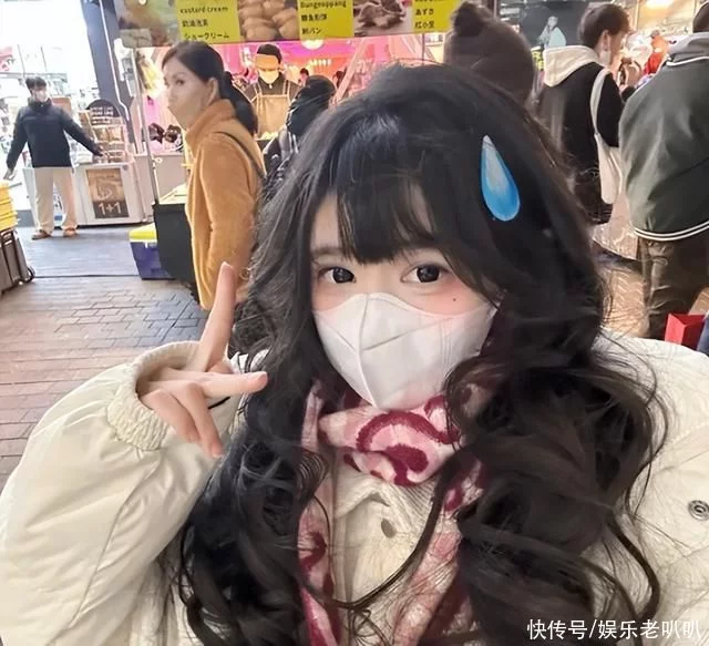 蔡萝莉穿蛋糕裙站江边跳舞，网友却在关注她的鞋子:3岁小孩?