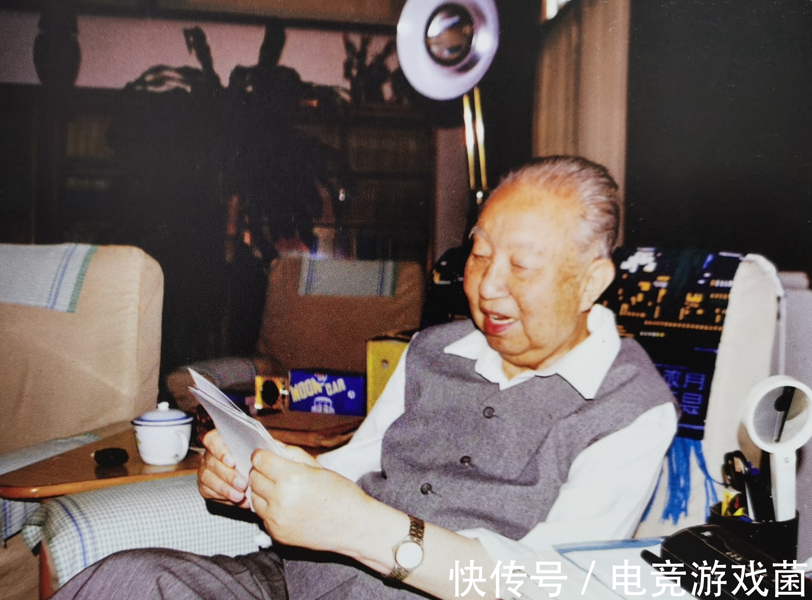 交城@华国锋晚年的最大爱好,在书房里挥毫泼墨,以书法结交各地朋友