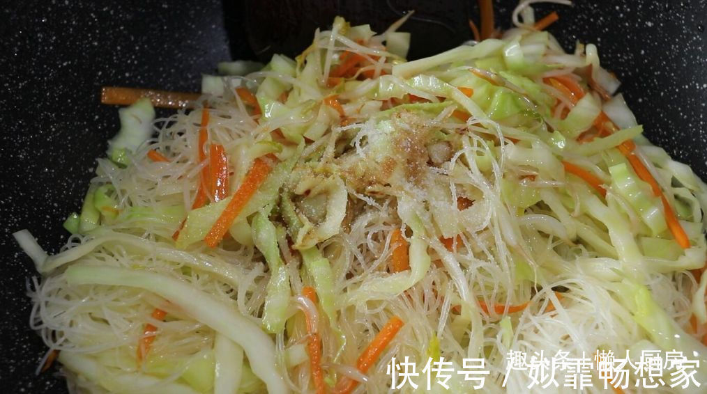 这是海鲜炒米粉的做法，加点它们一起炒，可做菜也可做主食