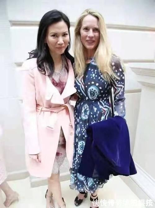 穿搭 邓文迪这次穿搭太成功,浅粉大衣内搭碎花裙,显白显瘦哪像52岁