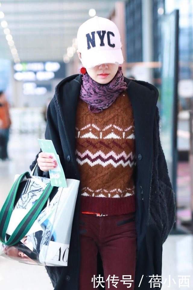 围巾|马伊琍的机场穿搭才叫时髦,一身撞色混搭超减龄,紫色围巾显气质