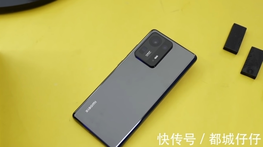 oled|买手机不要抠抠搜搜,目前这4部手机最值得买,用三四年不是问题
