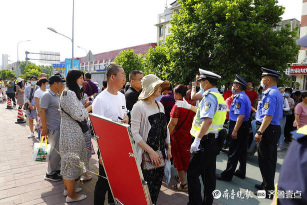 加油|济南旅游学校考点家长不惧高温“陪考”，为孩子们加油