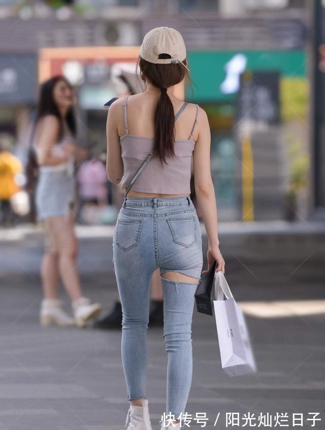 牛仔裤 追求好身材的同时,也在展现身材的美,吊带衫配牛仔裤美极了!