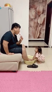 |搞笑GIF图：美女刚睡醒的样子vs你刚睡醒的样子！