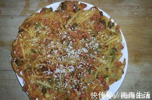 土豆饼|土豆不要总炒土豆丝,教你一个新吃法,出锅连吃3个不过瘾