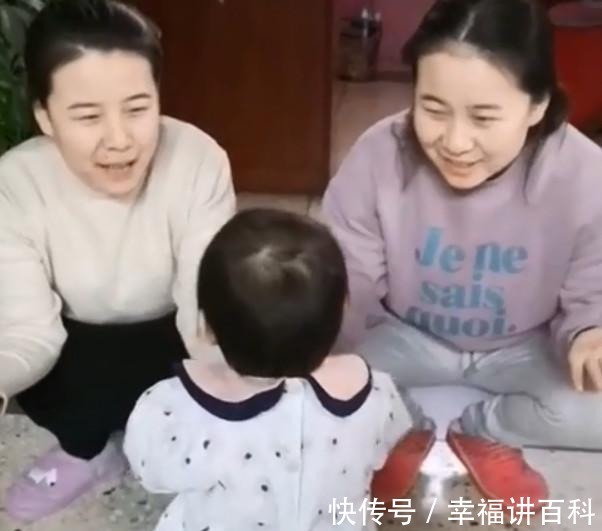双胞胎|妈妈和小姨是双胞胎,同时张开怀抱后,宝宝的反应让人笑喷了