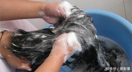 油脂|洗头时直接涂洗发水?快停手!难怪你的头发这么爱出油
