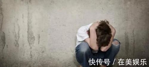 牙齿|8岁男童长出“双排牙”,被拔掉时疼哭了,得知原因后奶奶崩溃