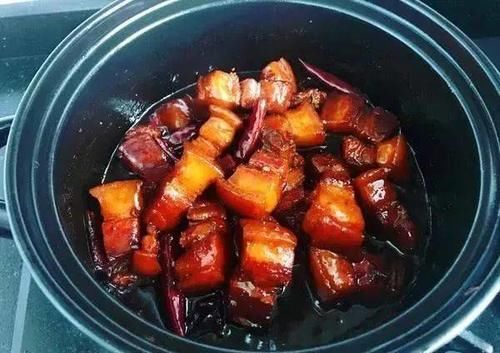  下肚|秘制红烧肉，飘香四溢、软糯可口，肥而不腻，一盘下肚，直呼过瘾