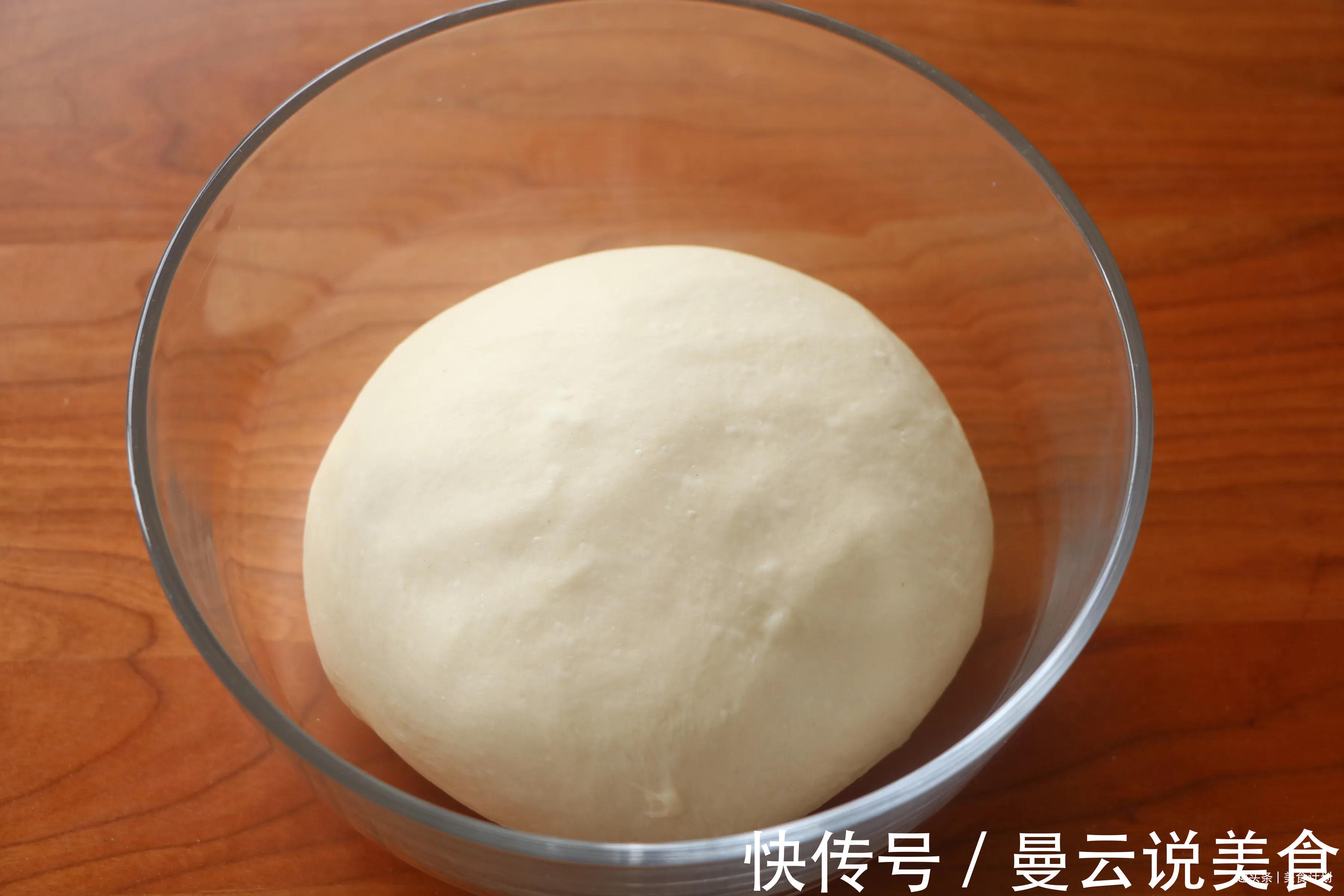 最近迷上了一款早餐面包,不用揉出膜,简单易做,关键超好吃