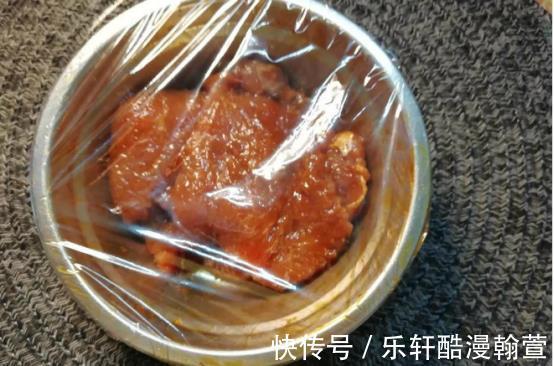 罗勒|猪肉最香的做法,不红烧不油炸,简单一煎出锅孩子抢着吃