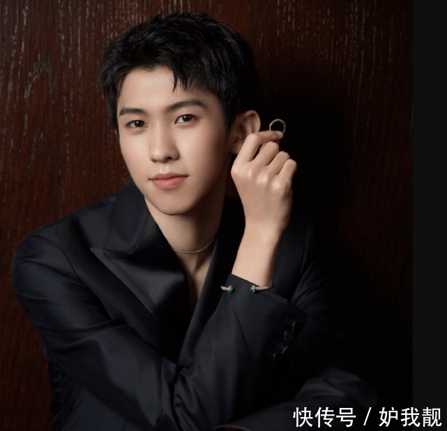 礼仪 礼仪小姐当众滑倒,林墨捧腹大笑素质低?粉丝“孩子论”惹争议