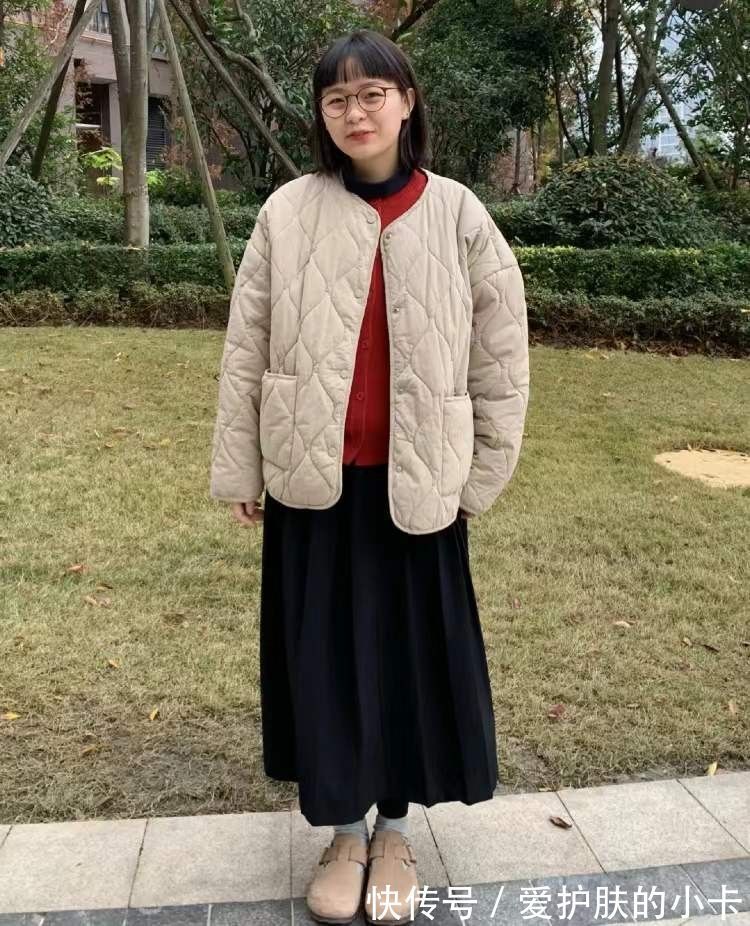 毛衣|菱格面包服穿得厚实也不显胖,初春保暖又时髦,看着还挺有活力的