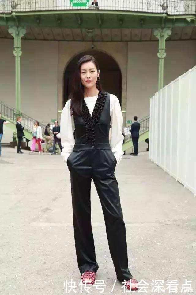 还在穿小黑裤你out了,刘雯都在穿“托腹裤”,时髦又显瘦!
