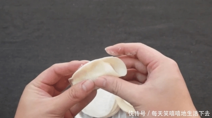 原来包饺子这么简单,一折二折三折就是一个饺子,只需三下就搞定