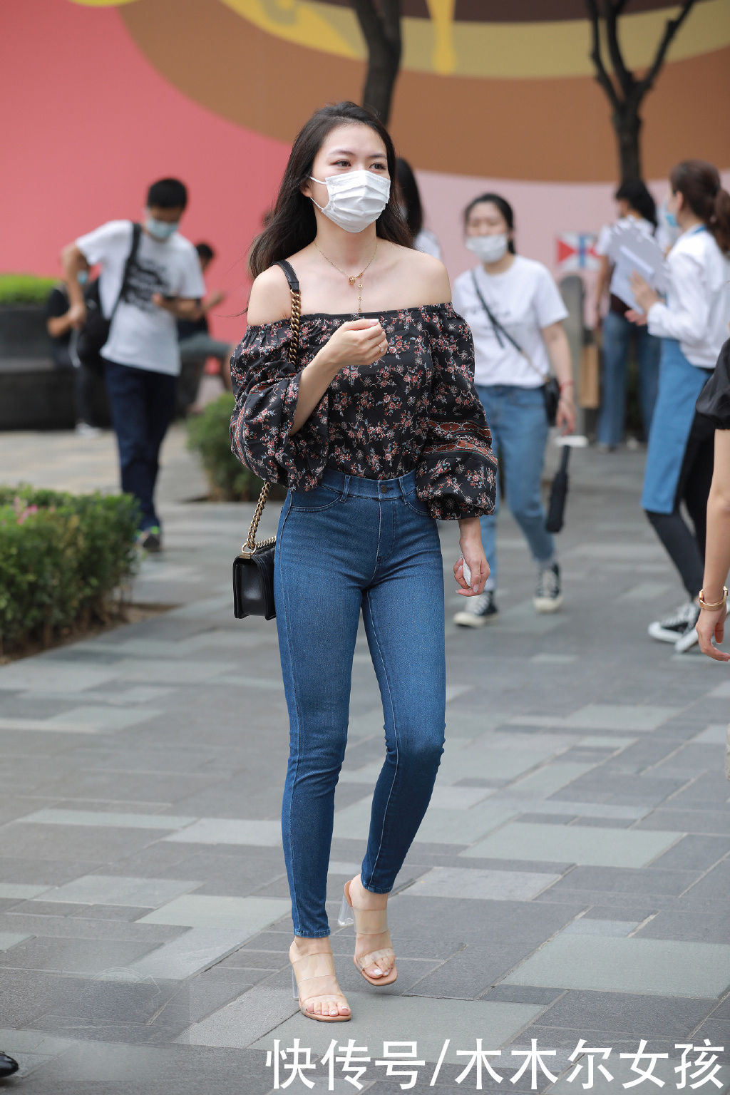 穿搭|牛仔裤款式简约又百搭,夏日出行选择它,穿出休闲有型美出时尚感