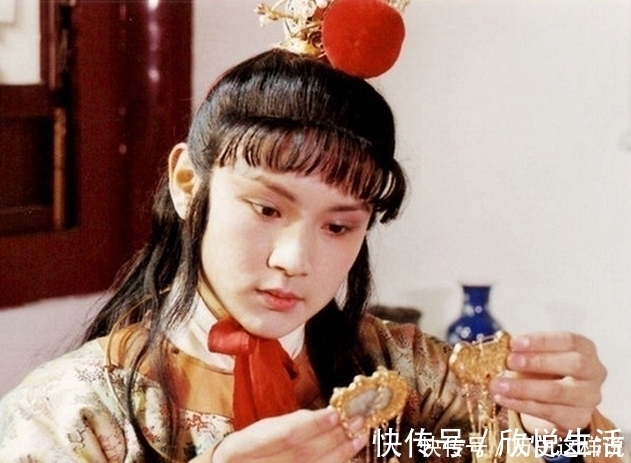 宝卿@薛宝钗为嫁给宝玉,偷摸做了一件丑事,被宝玉撞破后灰溜溜的走了