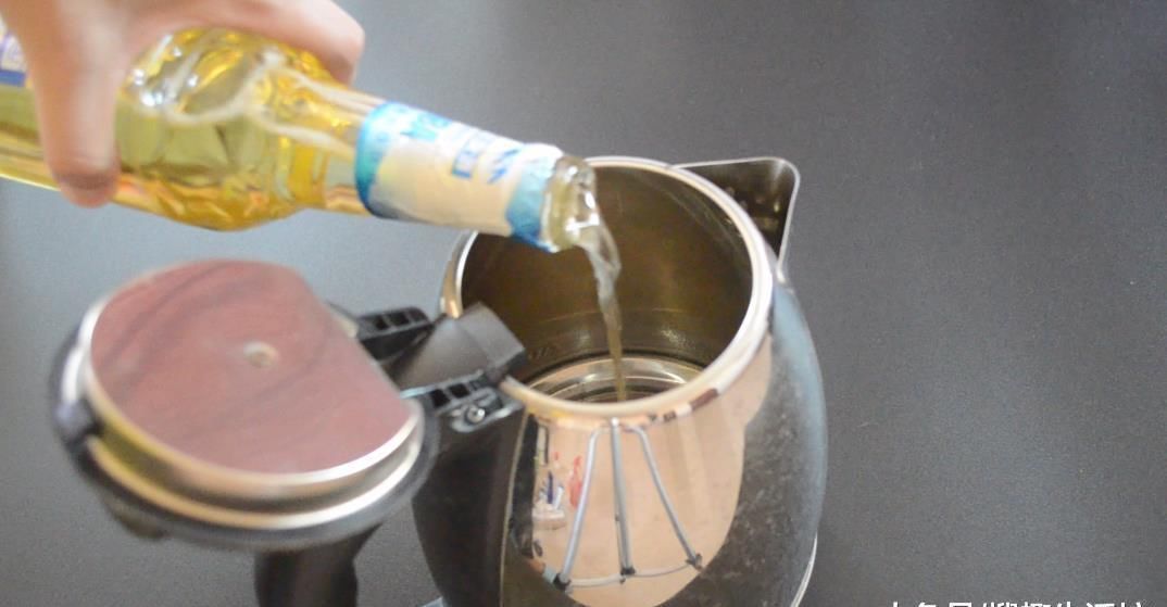 水壶里撒一把它, 水垢自动往下掉, 一年都不用刷水壶, 太实用了