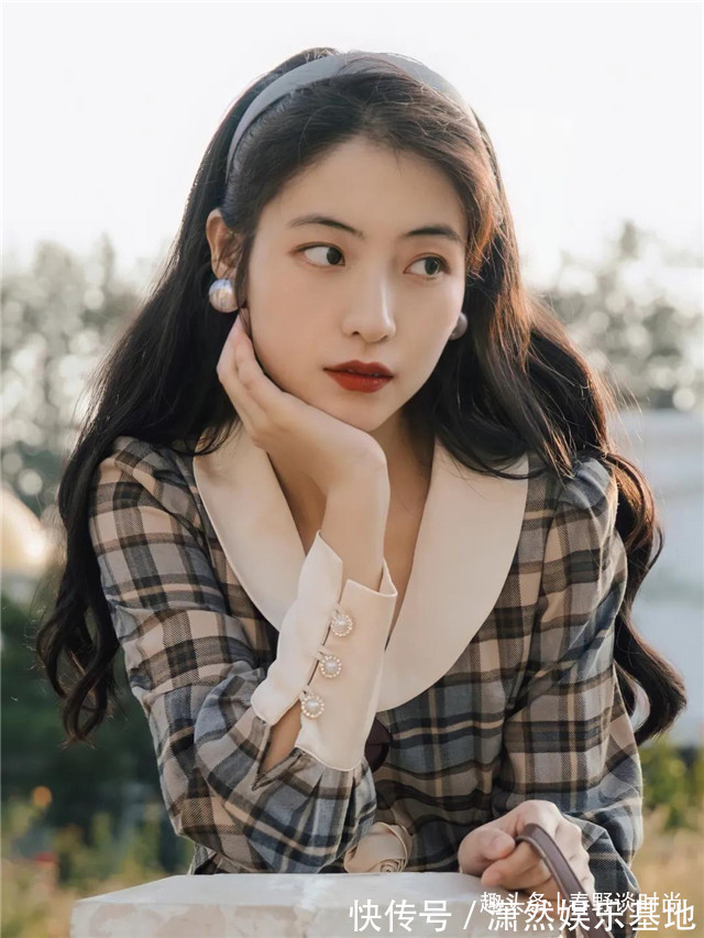 弧度 50岁女人最好别留这“4种”发型,不仅大妈感十足,还显老没气质