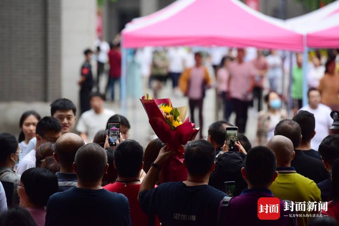 考生们|图集丨高考第二日 考生们走出考场与父母庆祝