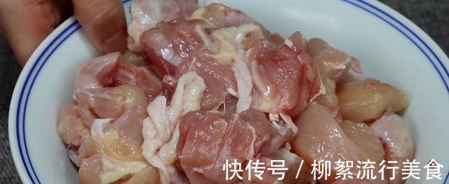 炖鸡肉时，最忌直接焯水，看大厨怎么做，鸡肉鲜香滑嫩不腥不柴！