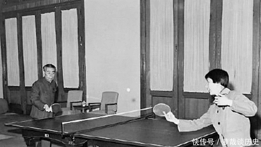 兰花|老照片:靠墙而坐的毛主席,坐在护栏上的周总理,修剪兰花的朱德!