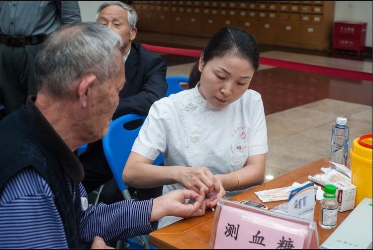 糖尿病足|糖尿病人早上起床，总出现3个异样，是“潜伏”的并发症要行动了