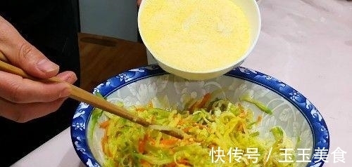 家常菜|萝卜丝更好吃的做法，打上2个鸡蛋蒸一蒸，百吃不厌