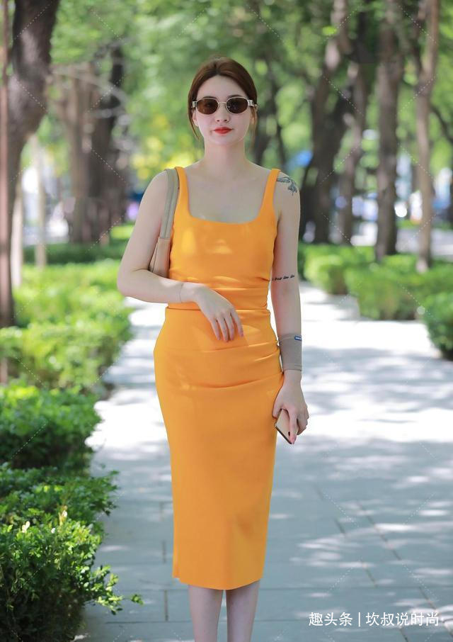 橙色连衣裙+束脚高跟鞋,突出“阿姨”的高雅气质,方便又时髦