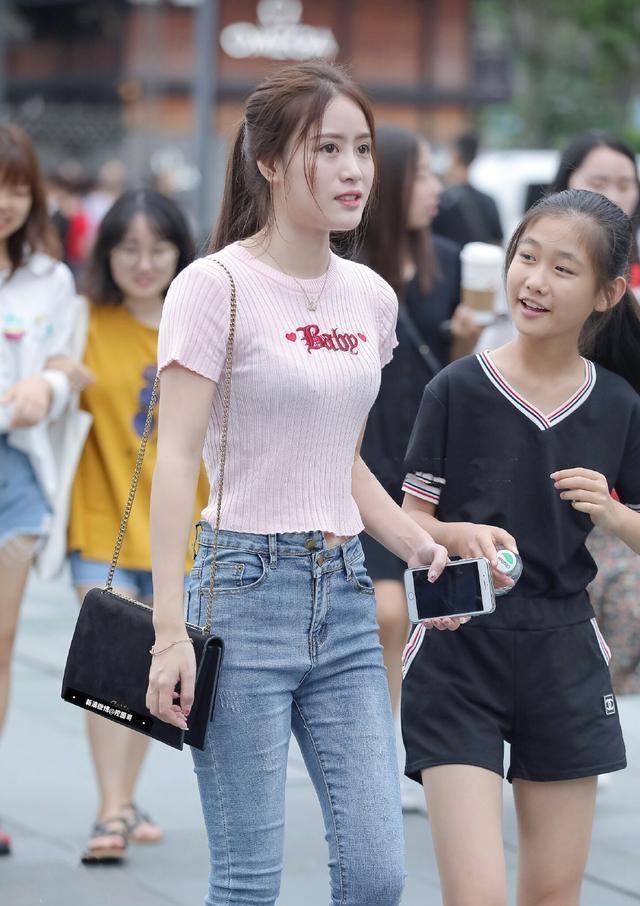 时尚打底裤给人清新自然的美感, 没有多余的点缀, 优雅大方