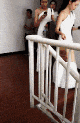 |搞笑GIF：假装什么都没有发生，我只是一个普通的路人甲……