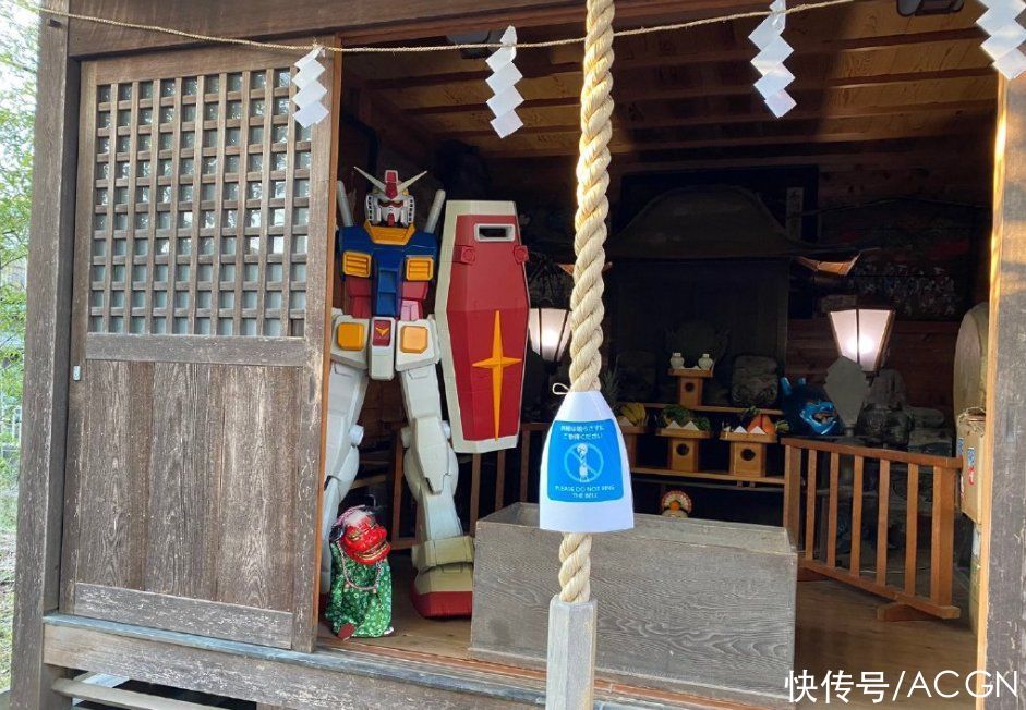 日本网友去神社，发现里边有尊高达，有的寺还供着初音和奥特曼呢