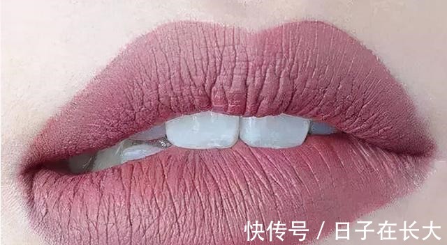 姐妹们 涂口红时拔干还没唇形1个步骤+3个技巧,远离唇纹妆感还更高级!