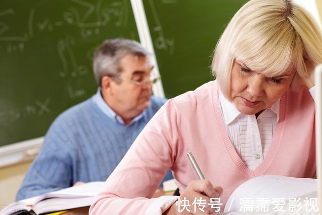 老年痴呆症|老人如何预防老年痴呆？营养师：4类食物要少吃，可能加速衰老