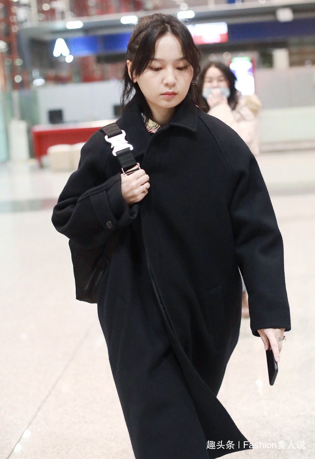 卷边裤 周笔畅启程米兰时装周,这回终于穿对了,大衣搭配卷边裤很时髦