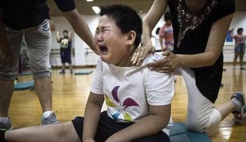 儿子|儿子因沉迷游戏,被爸爸游戏中追杀,儿子大哭我再也不玩了