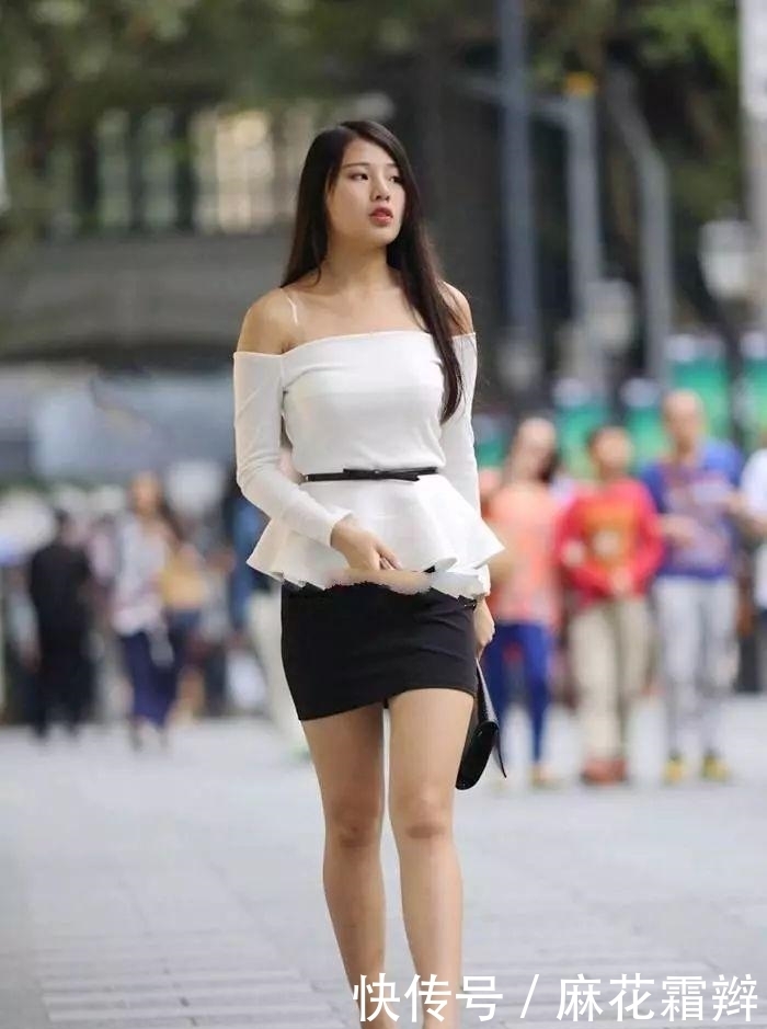 搭配|街拍:美女白色T恤搭配黑色裤,简单的黑白配立马提升了时尚感