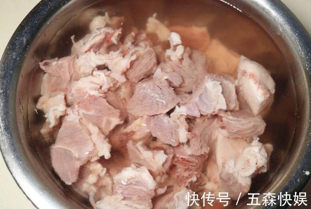 膻味|冬天要常吃羊肉，炖羊肉时，别放太多料，3样就够了，汤鲜无膻味