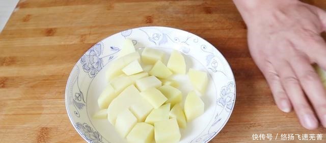 土豆从来没这样吃过,加一个茄子,比吃红烧肉还香,上桌就被扫光