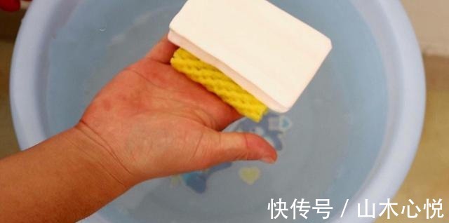 卫生间里放一个水果网套，一年省下不少钱，以后再也不舍得扔了