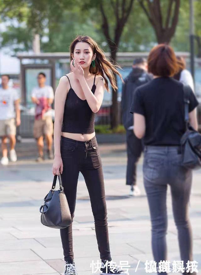 帆布鞋|悬带背心如何搭配赶时髦的人学习一下,逛逛街这样穿才清爽明亮