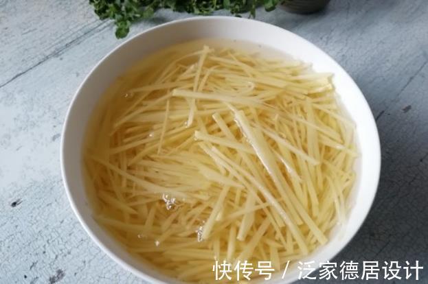正确做法|炒土豆丝,记住“两个窍门”,炒好后又脆又香,教您正确做法