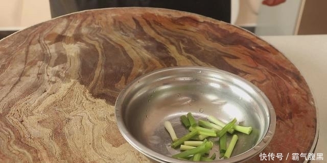 入少许|麻辣鸭血怎样做才好吃?学会这一招,鲜香滑嫩不破碎,麻辣鲜香