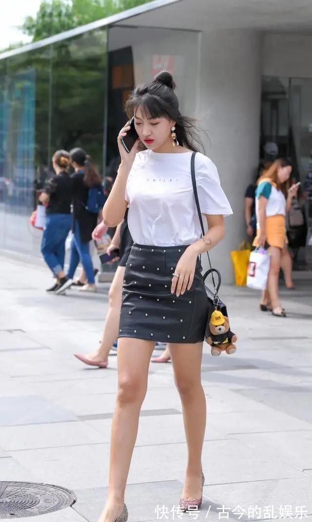 牛仔布 黑色皮裙搭配高跟鞋,创造出非常高级的时尚效果,为穿搭增添亮点