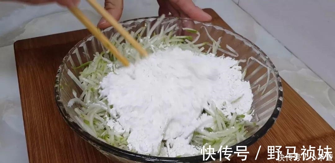 萝卜|萝卜这样做才好吃, 教你简单一做, 比肉丸子都香, 在家经常做着吃