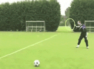 搞笑|搞笑GIF:少年这是三级跳比赛,不是跑步比赛,原谅我不厚道的笑了。