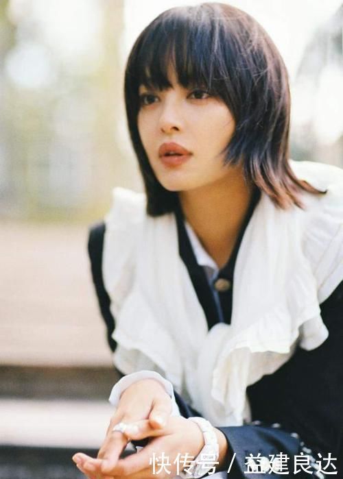 脸小|丸子头已经不流行了,今年这5种“发型”是真火,简单大方显脸小