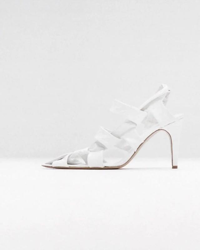 参考价格 翻了身的“土味凉鞋”,这次成了时髦精心中的C位