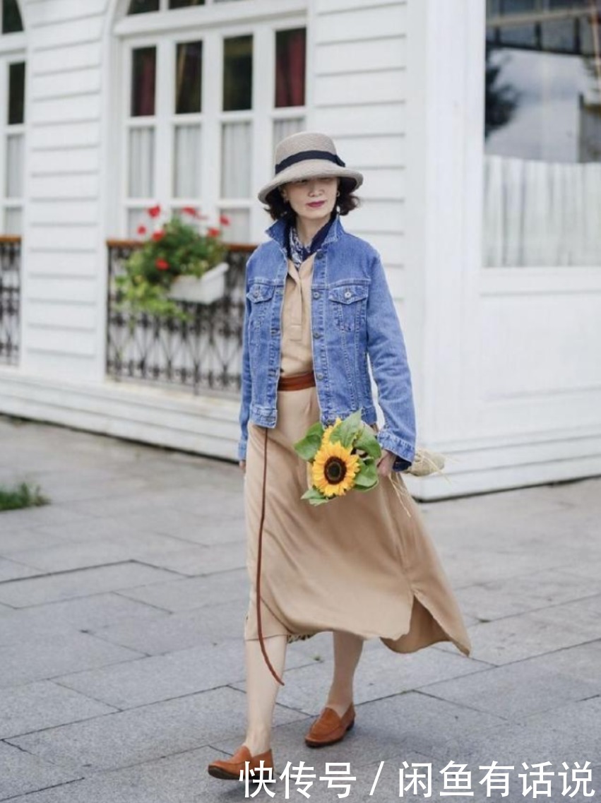 穿搭|女人过了50岁后，别再用高跟鞋配裙子，学学三木妈妈，时髦还舒服